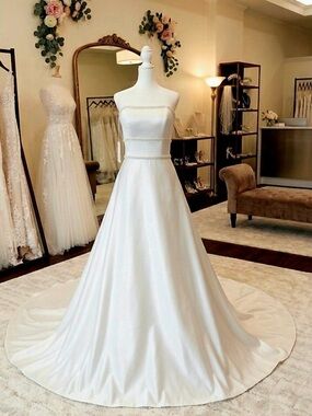 Lovely White Boutique Bridal Gown w/ Train